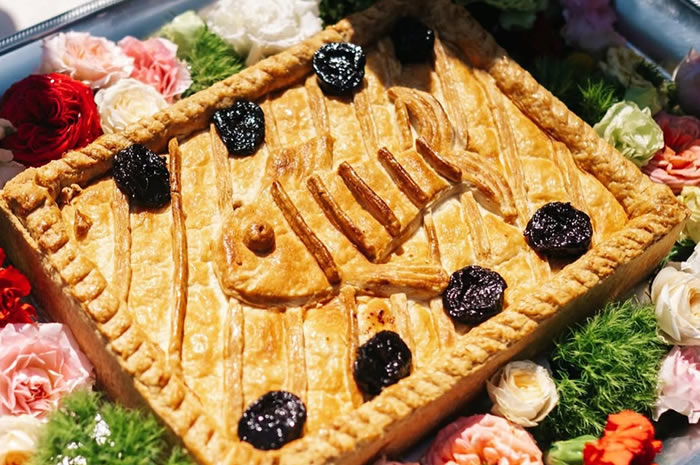 ニシンパイがモデルのウェディングケーキ